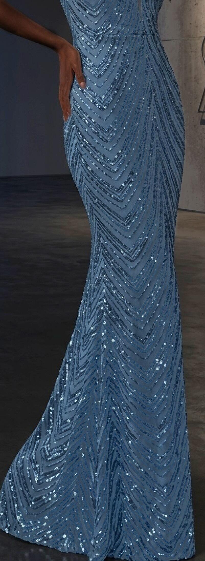 1058 Abito lungo in micropaillettes azzurro con perline sulle braccia