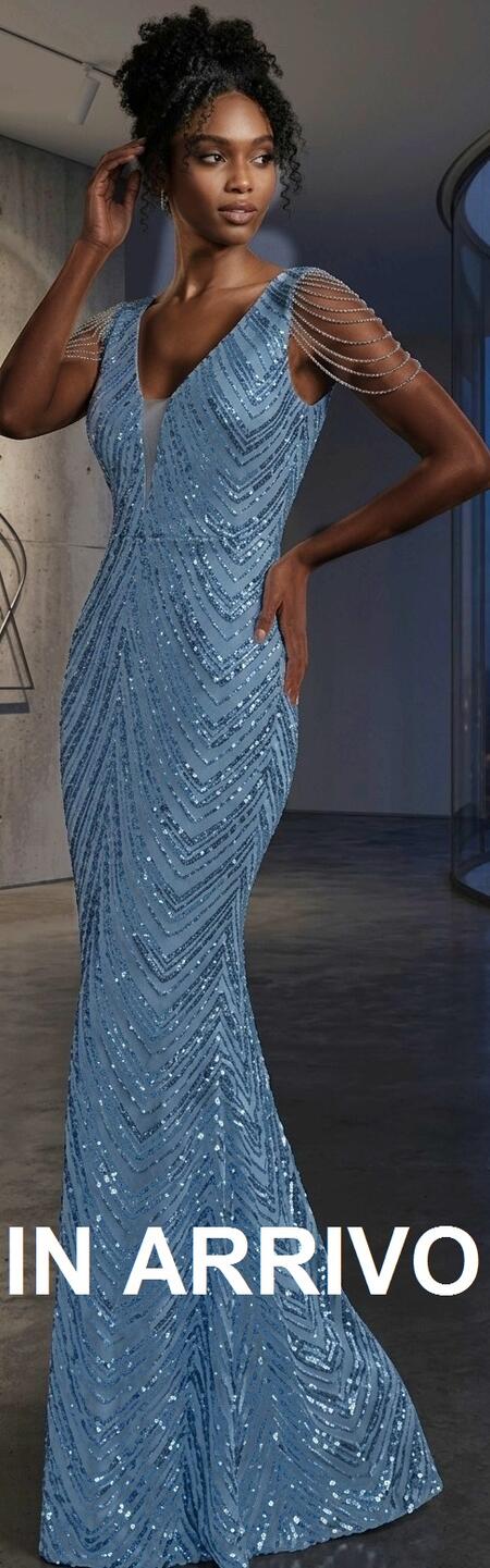 1058 Abito lungo in micropaillettes azzurro con perline sulle braccia