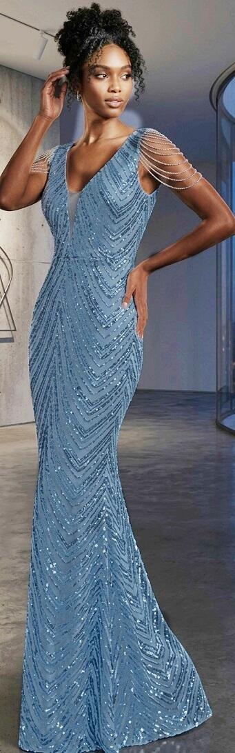 1058 Abito lungo in micropaillettes azzurro con perline sulle braccia