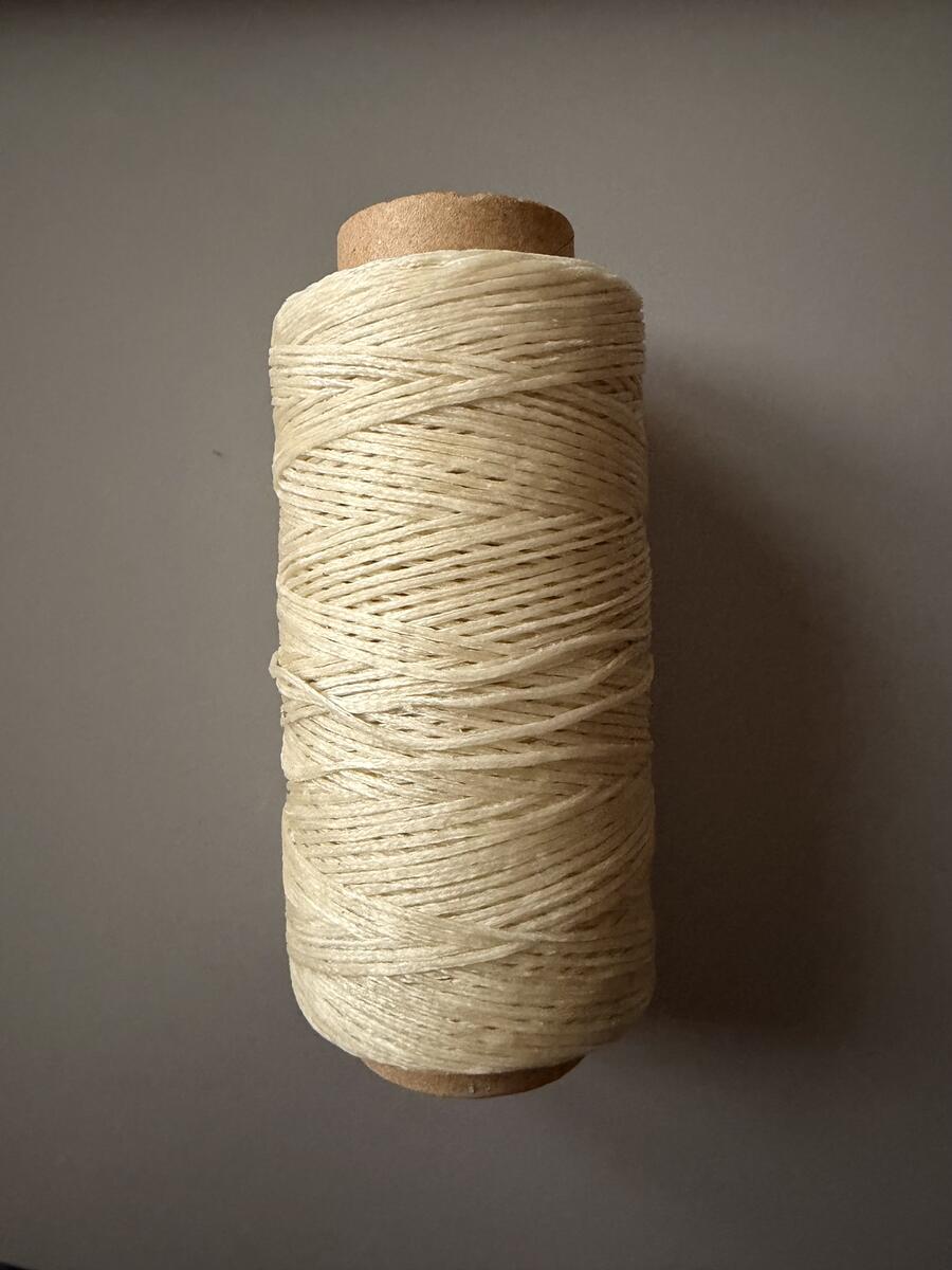 Filo cerato beige per rilegatura
