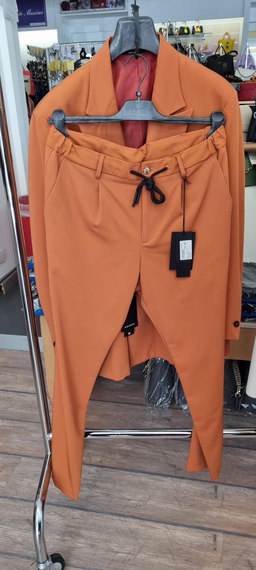 Lotti Giacche ed Abiti Uomo Firmati Made in Italy Brand Misti 25, 50 0 100 pz.