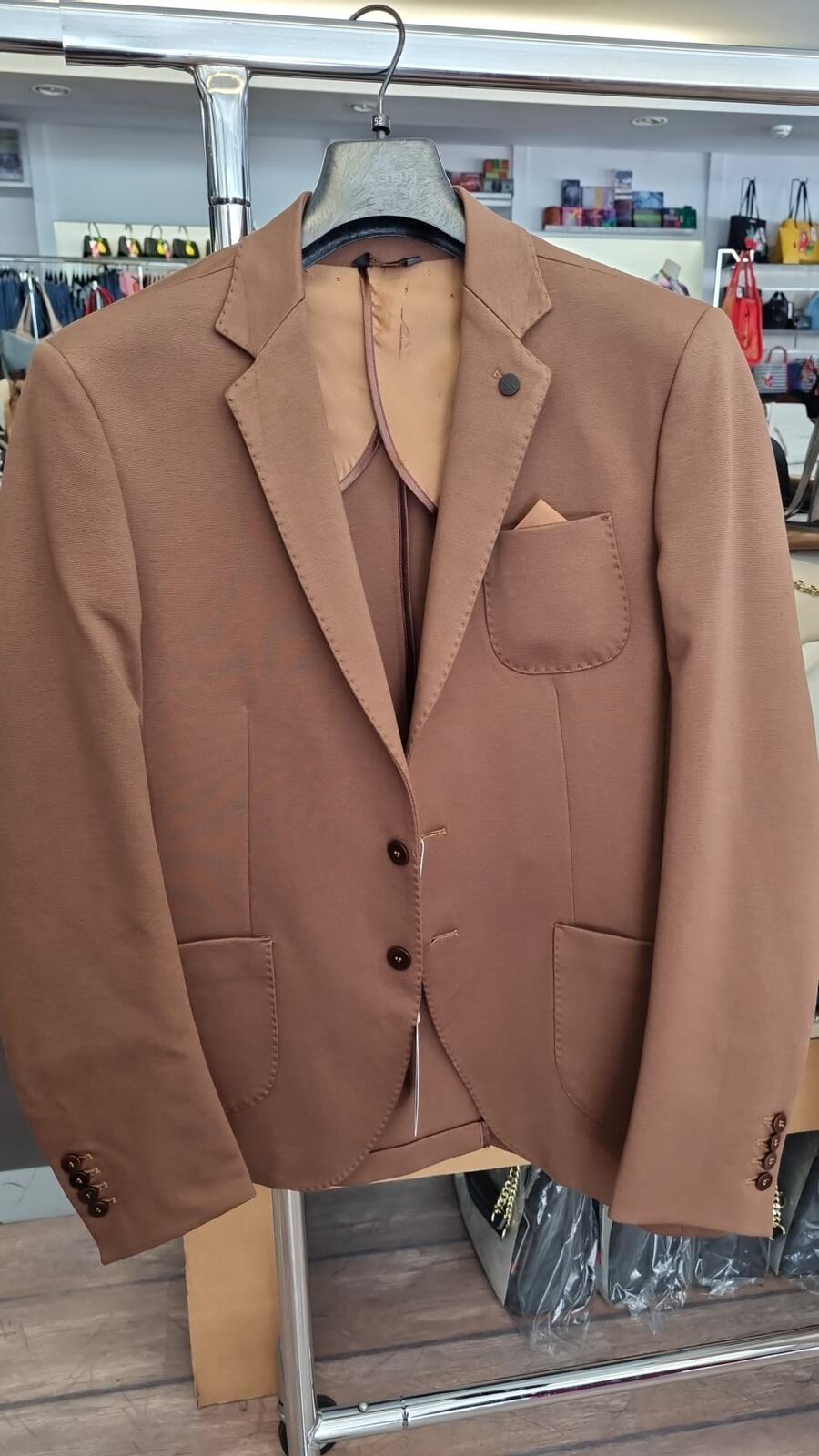Lotti Giacche ed Abiti Uomo Firmati Made in Italy Brand Misti 25, 50 0 100 pz.