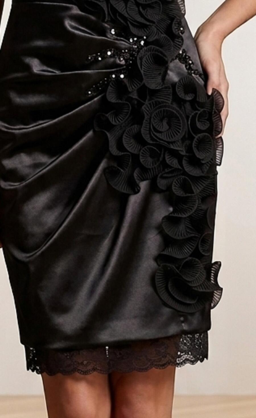 1059 Tubino nero in raso con volant arricciati e strass
