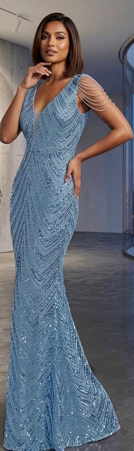 1058 Abito lungo in paillettes azzurro con perline sulle braccia