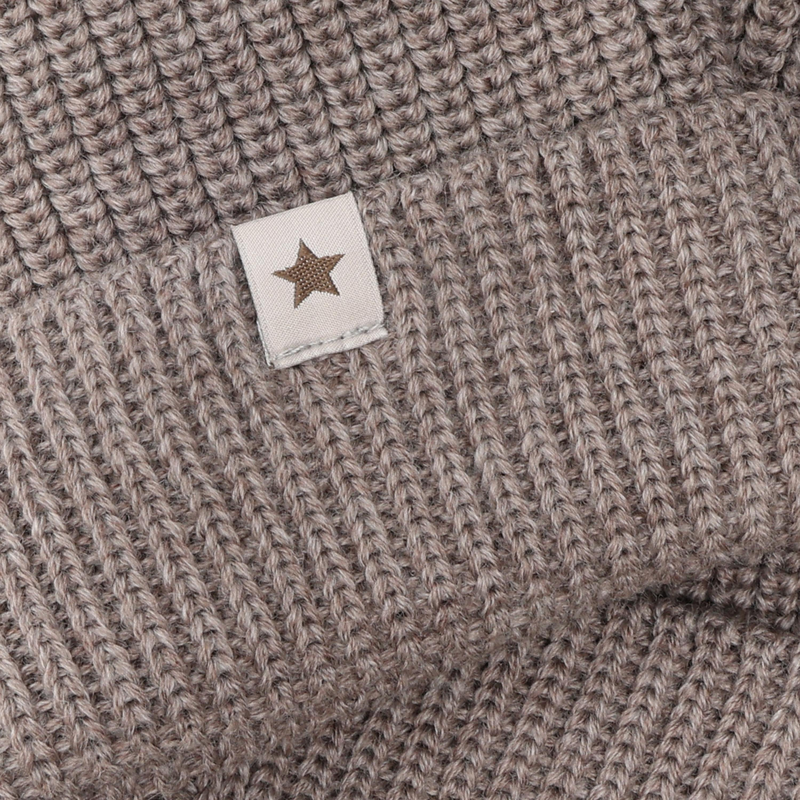 Berrettino in Lana Merino Extra Fine con Doppio Pompom – Cinder Melange