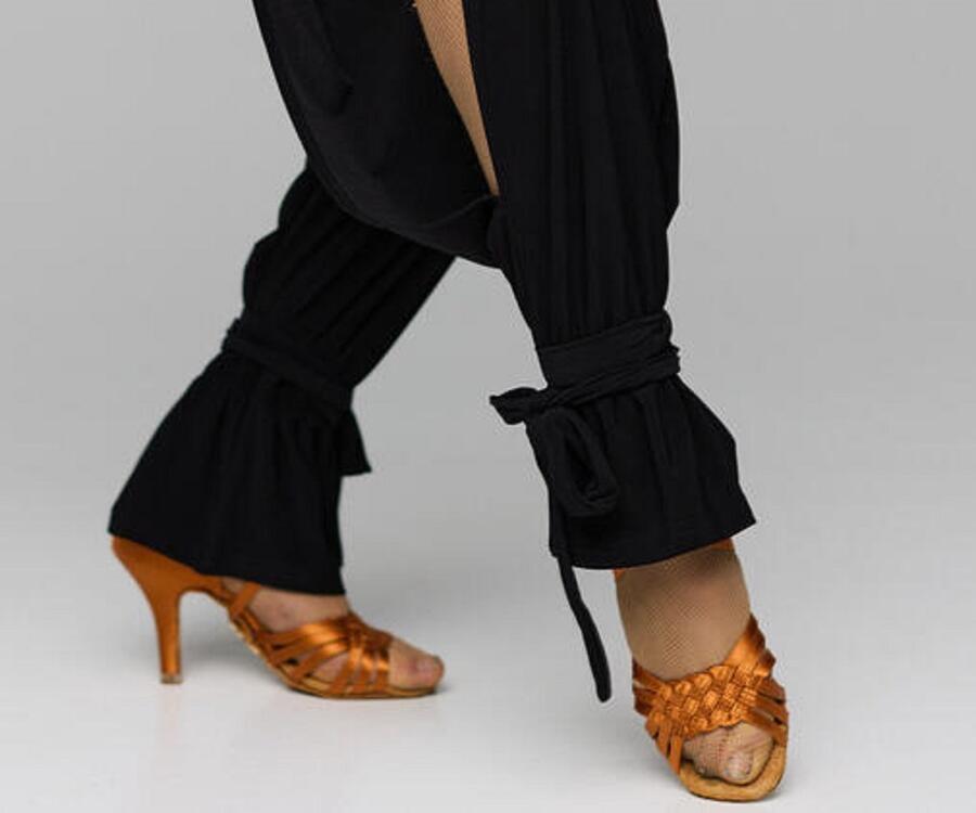 PANTALONE APERTO CON PUNTO STRASS LATERALE CON LEGATURA A FASCIA NELLA CAVIGLIA U670B