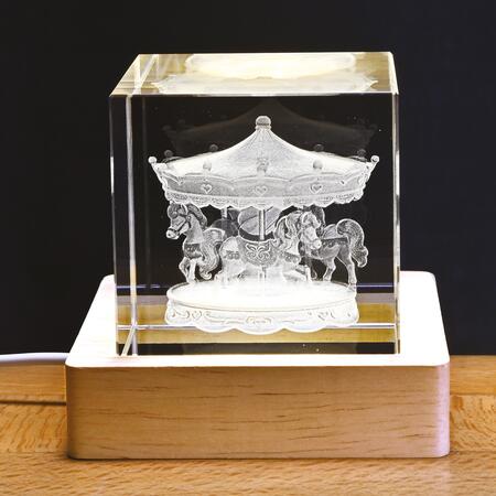 Wald Cubo in Vetro con Base in Legno e LED “Giostra” — 6x6 cm, USB e interruttore