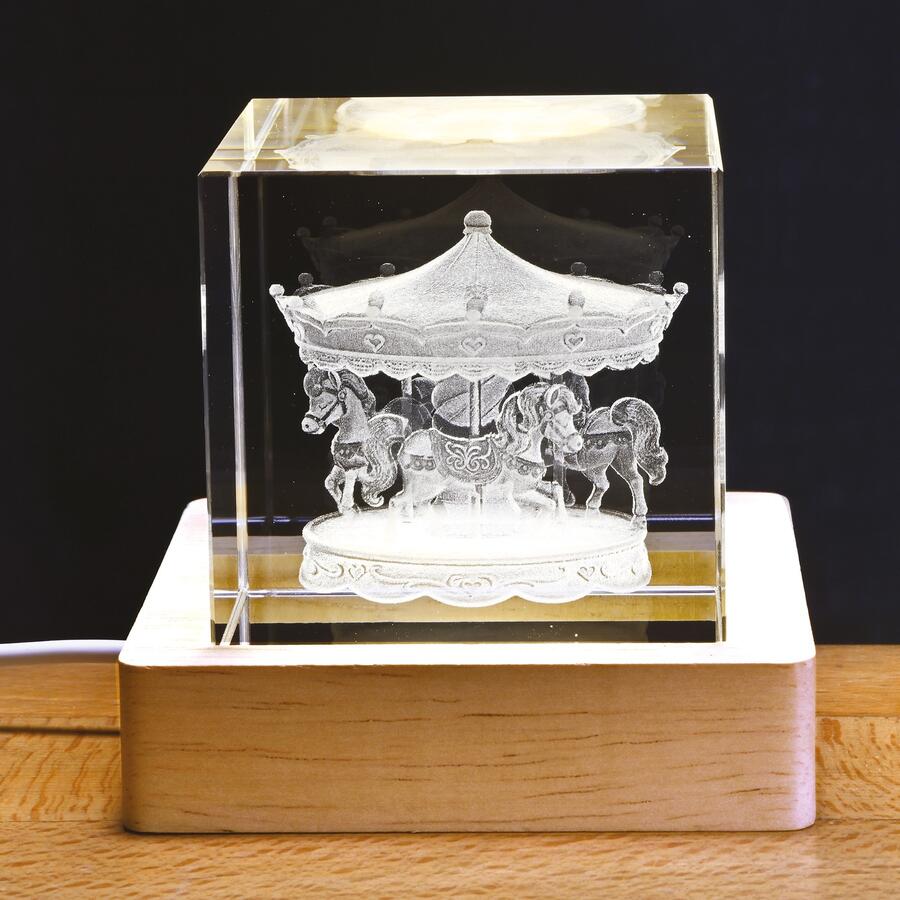 Wald Cubo in Vetro con Base in Legno e LED “Giostra” — 6x6 cm, USB e interruttore