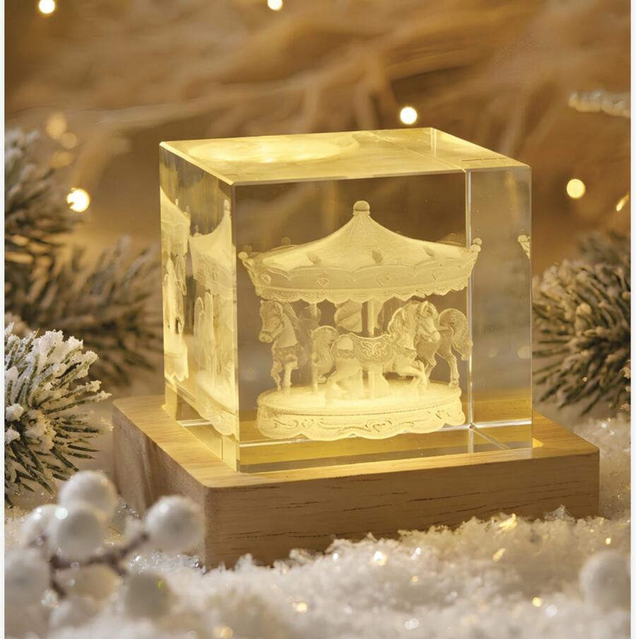 Wald Cubo in Vetro con Base in Legno e LED “Giostra” — 6x6 cm, USB e interruttore