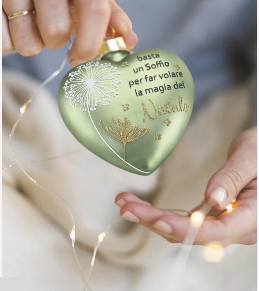 Wald Addobbo in Vetro Cuore “Basta un Soffio” 10x4x10 cm — Verde Salvia e Soffione