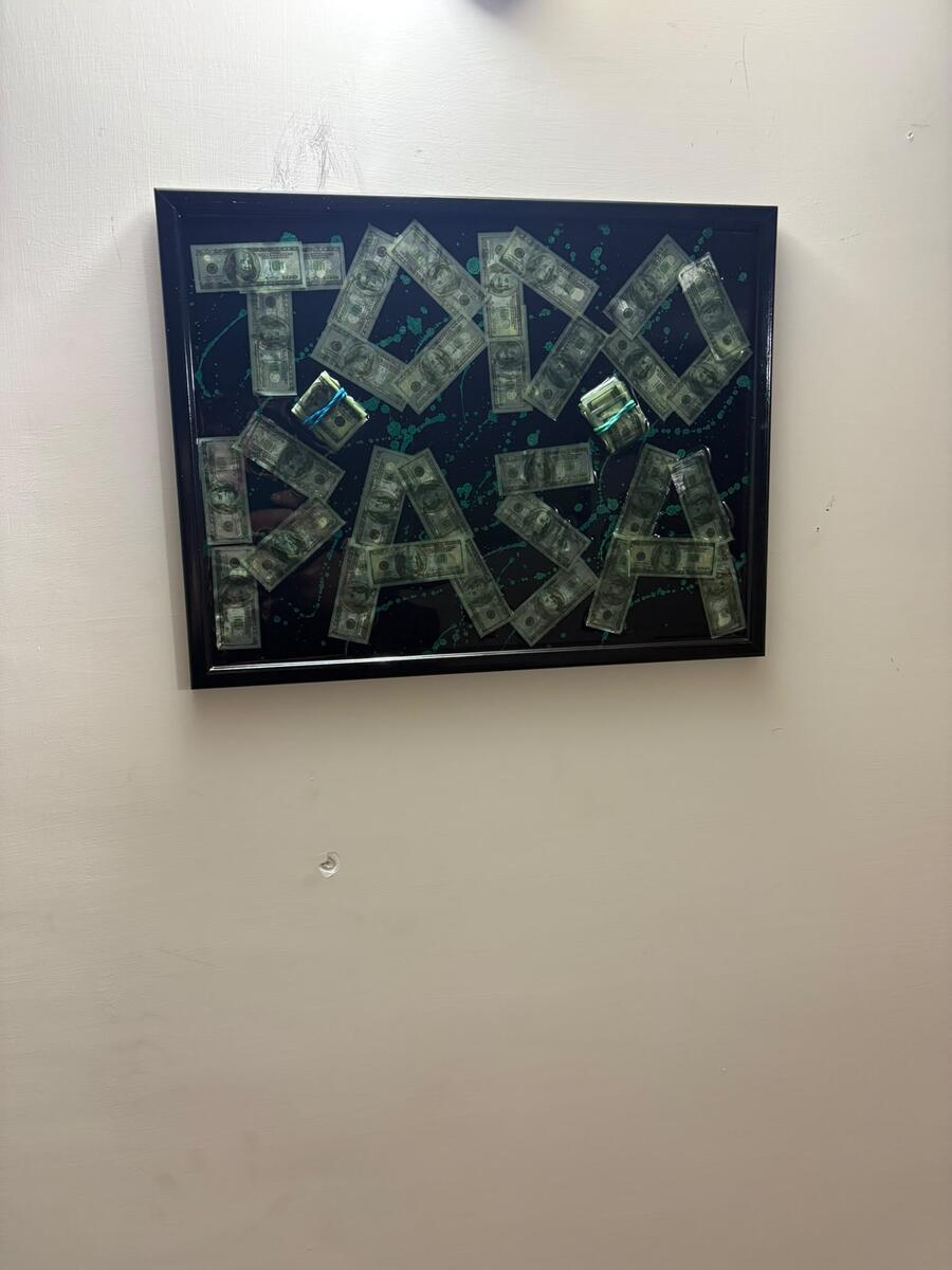 Quadro decorativo artigianale  con banconote e fondo nero – Vetroresina e legno