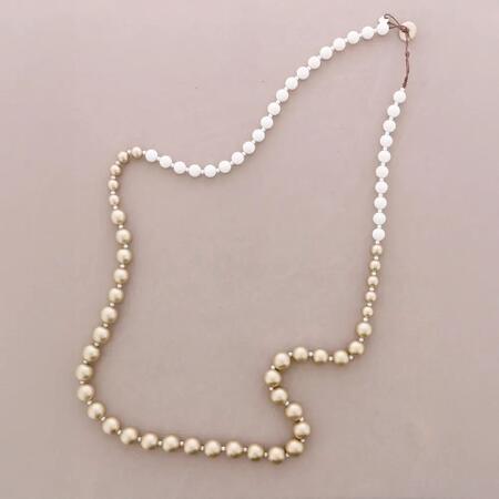 Collana lunga con perline in resina e finitura metallica