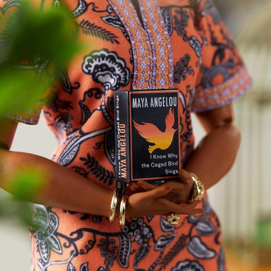 Barbie Inspiring Women Maya Angelou da coolezione con piedistallo e Certificato di Autenticità - Mattel - GXF46