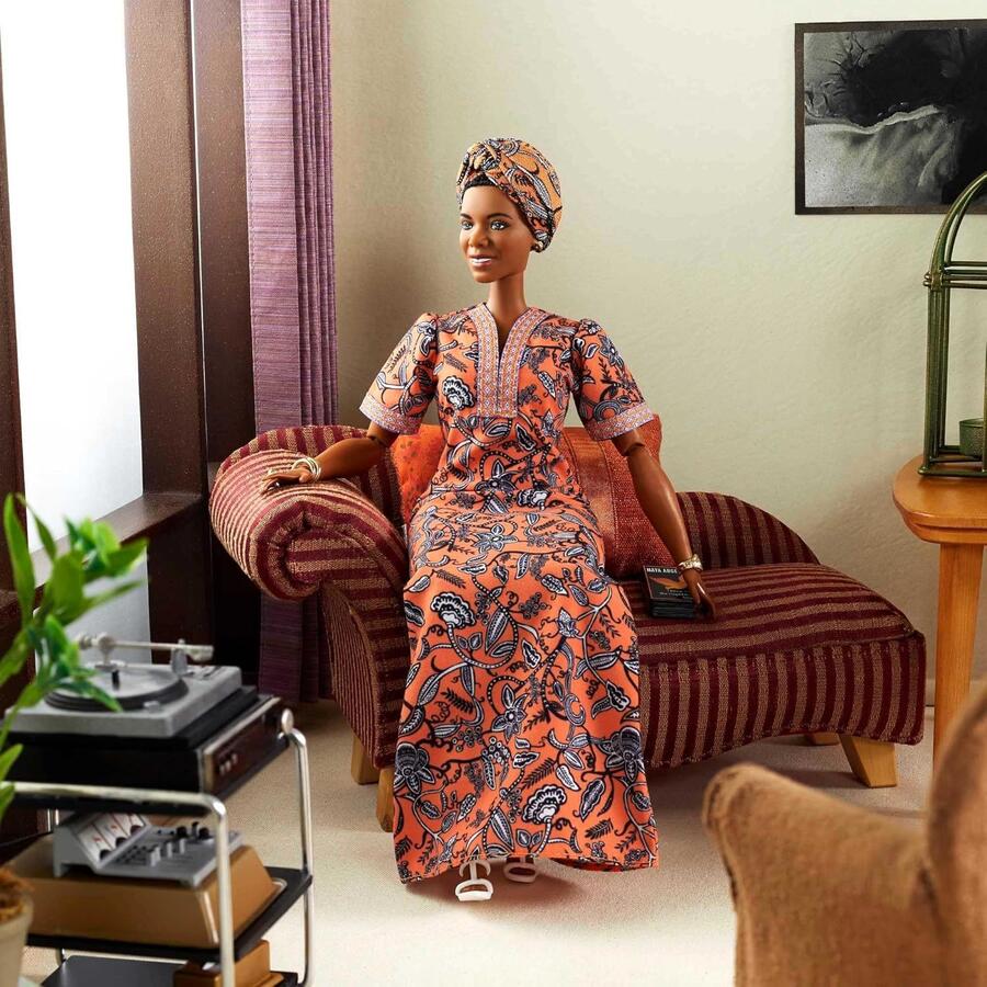 Barbie Inspiring Women Maya Angelou da coolezione con piedistallo e Certificato di Autenticità - Mattel - GXF46