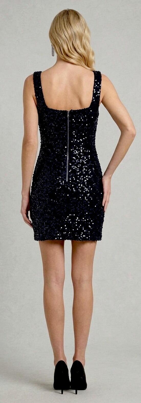 1074 Tubino corto nero in paillettes foderate con scollo quadrato e spacchetto laterale