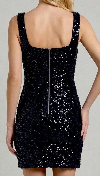 1074 Tubino corto nero in paillettes foderate con scollo quadrato e spacchetto laterale
