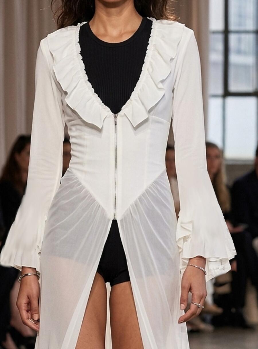 1077 Spolverino lungo bianco latte in lycra e tulle trasparente con maniche a pipistrello 
