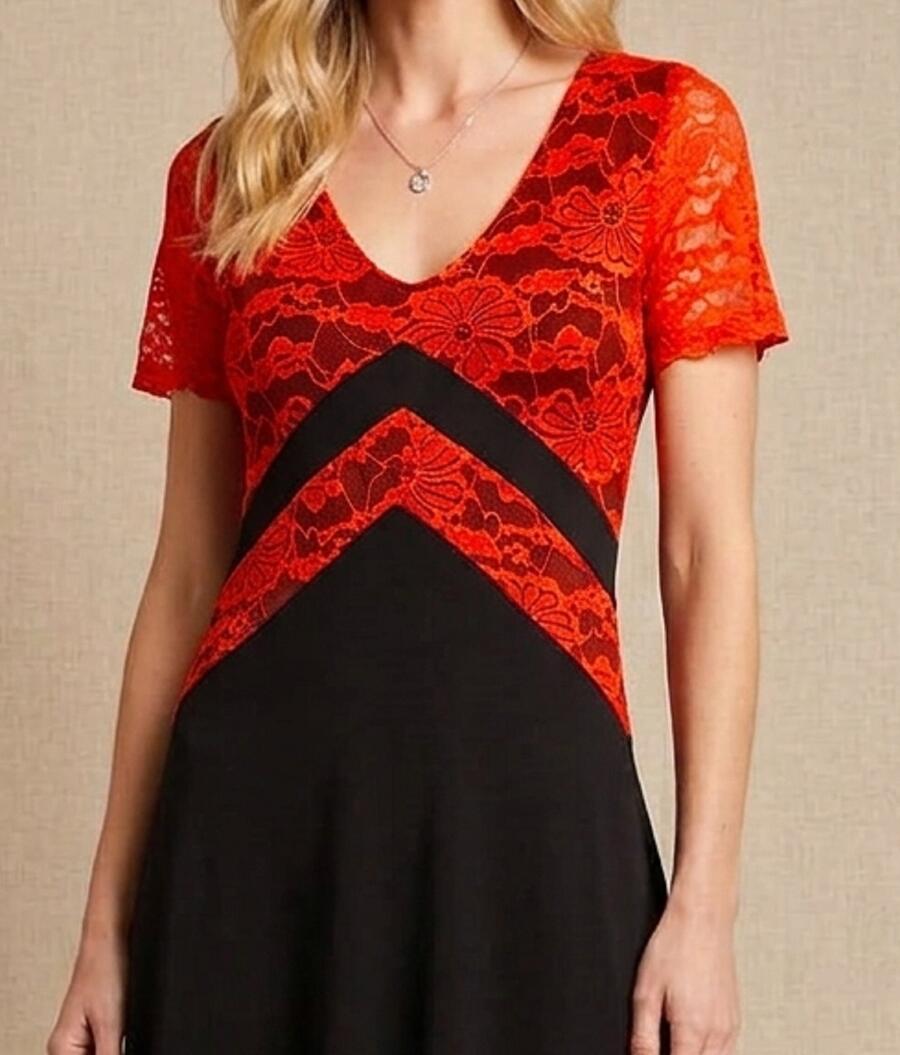 ABITO IN MAGLINA NERA CON INSERTI IN PIZZO ROSSO FODERATO 4-0105