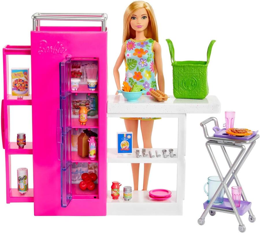 Barbie - Dispensa dei Sogni, playset estensione della cucina di Barbie con bambola inclusa e 25+ accessori, mobili per casa delle bambole e adesivi a tema cibo, giocattolo per bambini, 3+ anni