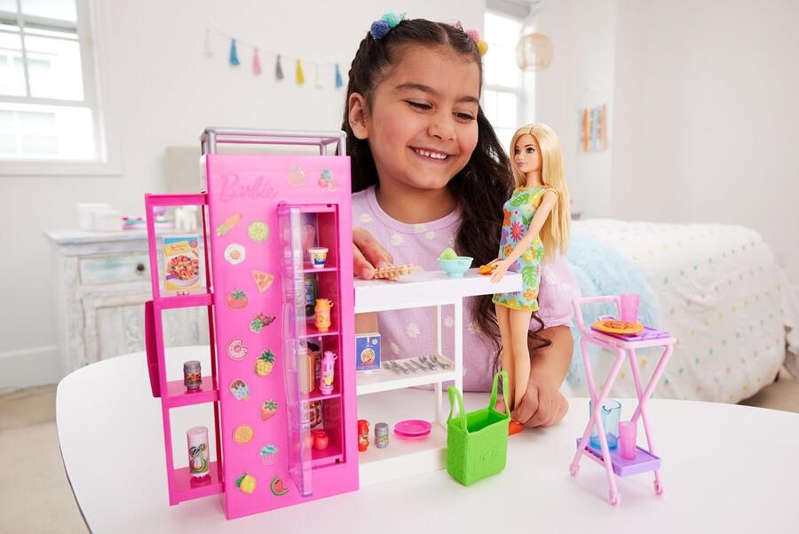 Barbie - Dispensa dei Sogni, playset estensione della cucina di Barbie con bambola inclusa e 25+ accessori, mobili per casa delle bambole e adesivi a tema cibo, giocattolo per bambini, 3+ anni