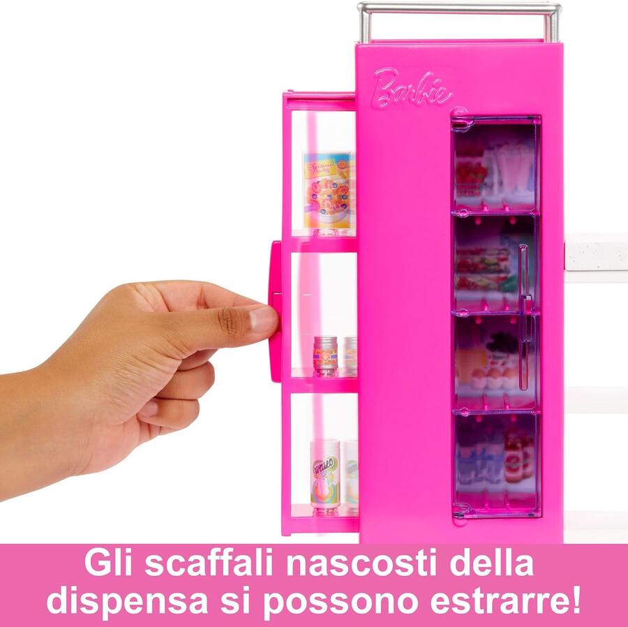 Barbie - Dispensa dei Sogni, playset estensione della cucina di Barbie con bambola inclusa e 25+ accessori, mobili per casa delle bambole e adesivi a tema cibo, giocattolo per bambini, 3+ anni