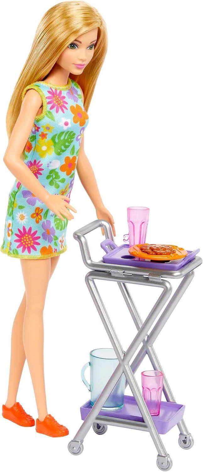 Barbie - Dispensa dei Sogni, playset estensione della cucina di Barbie con bambola inclusa e 25+ accessori, mobili per casa delle bambole e adesivi a tema cibo, giocattolo per bambini, 3+ anni