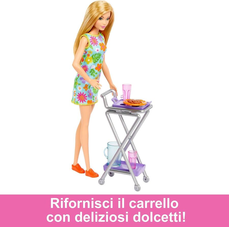 Barbie - Dispensa dei Sogni, playset estensione della cucina di Barbie con bambola inclusa e 25+ accessori, mobili per casa delle bambole e adesivi a tema cibo, giocattolo per bambini, 3+ anni