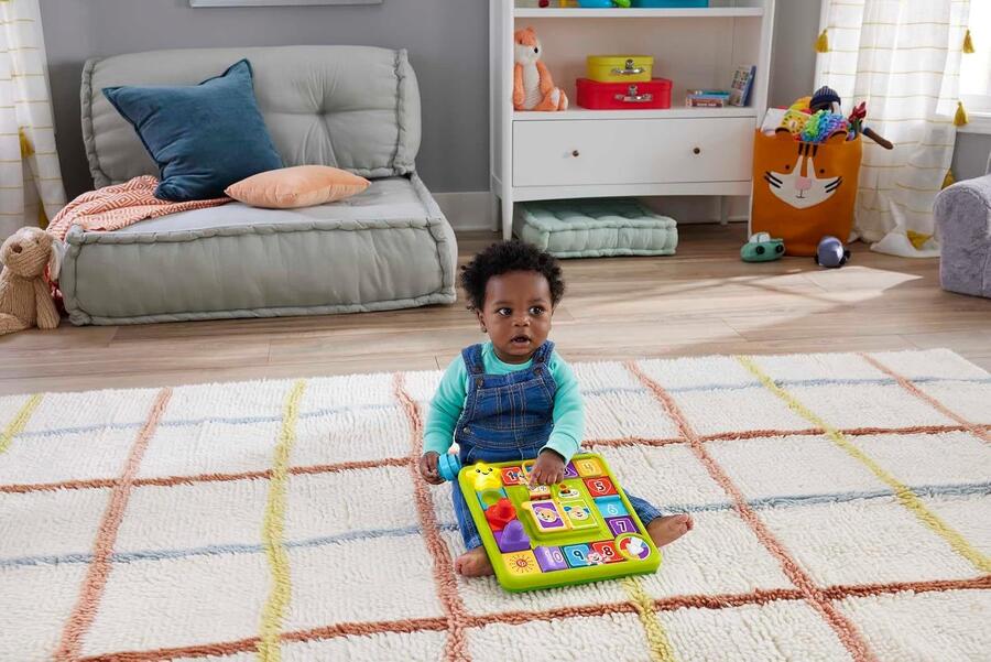 Fisher-Price - Pannello Interattivo di Cagnolino, versione multilingue, gioco sensoriale per neonati con luci e contenuti didattici Smart Stages, giocattolo per bambini, 9+ mesi