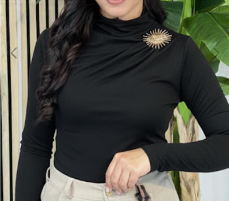 Maglia lycra con spilla e spalla a pieghe autunno/inverno vari colori