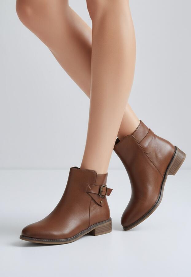 Stivaletto ecopelle tacco basso cuoio con fibbietta