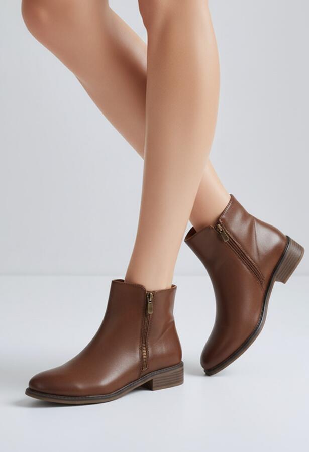 Stivaletto ecopelle tacco basso cuoio con cerniere laterali