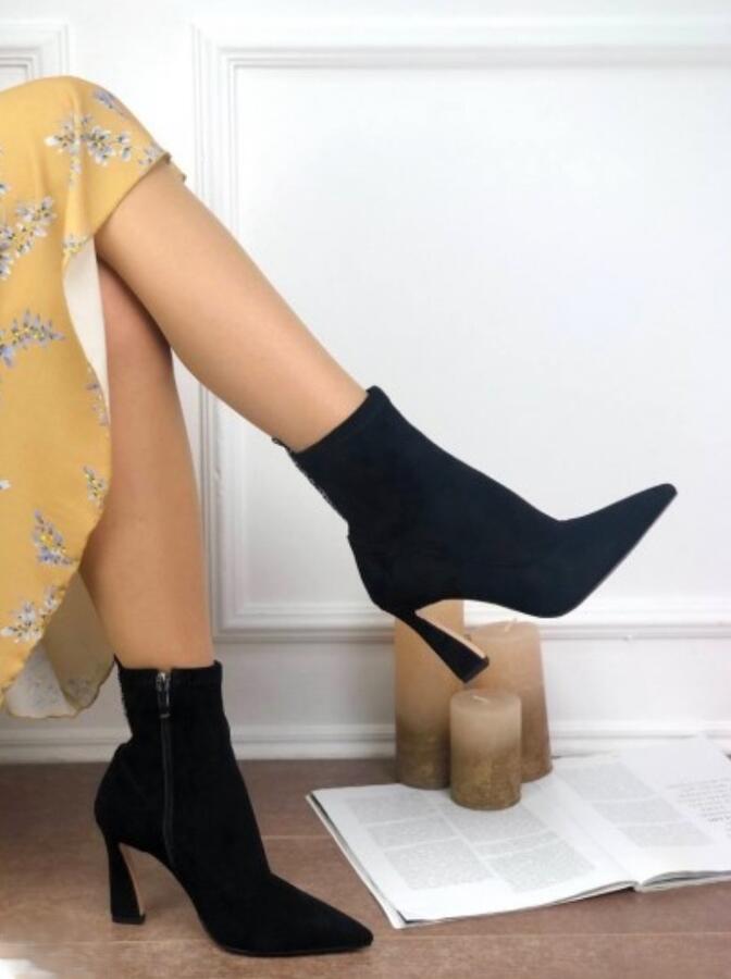 Stivaletto basso camoscio tacco quadrato a piramide da 80