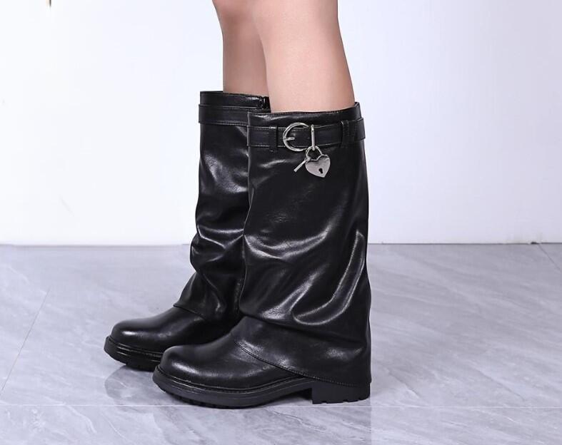 Anfibi ecopelle con cinturino e lucchetto a cuore