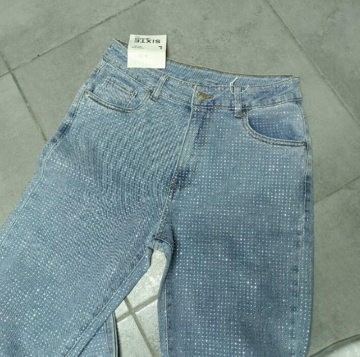 Jeans chiaro con strass luccicanti avanti e indietro dalla taglia S alla XL