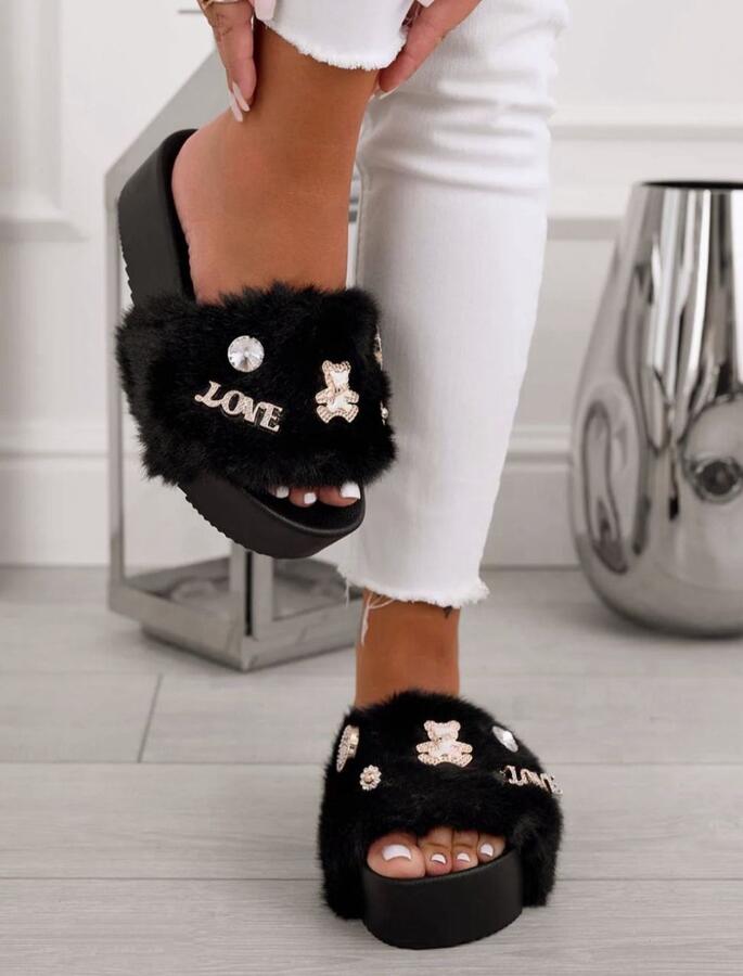 Pantofole modello slide in ecopelliccia morbida con charme dal 36 a 41