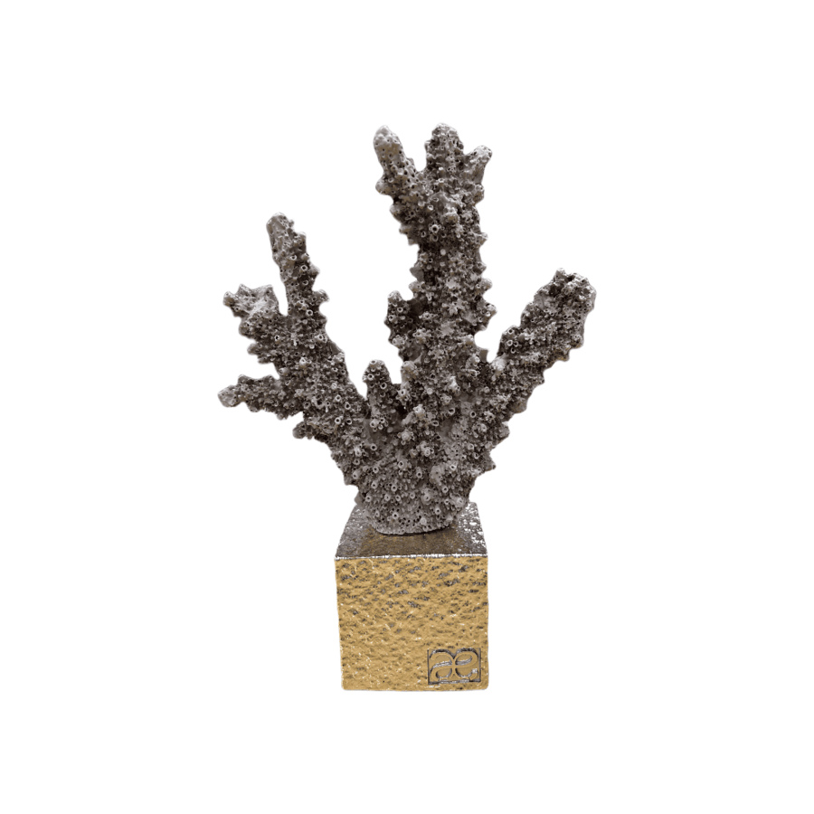 Chiaraela – Statuetta Corallo Decorativo su Base Oro (Sabbia o Giallo)