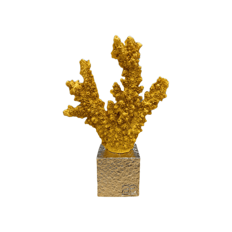 Chiaraela – Statuetta Corallo Decorativo su Base Oro (Sabbia o Giallo)