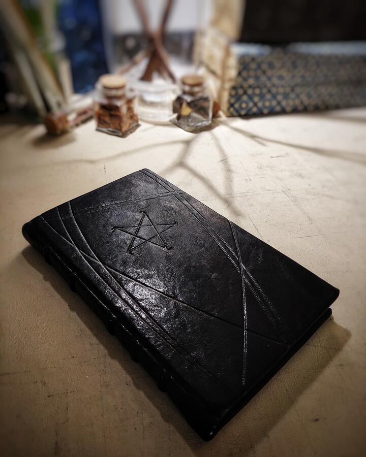 Tractatus de Nigromantia: The Chetham Library Grimoire - Manuscript