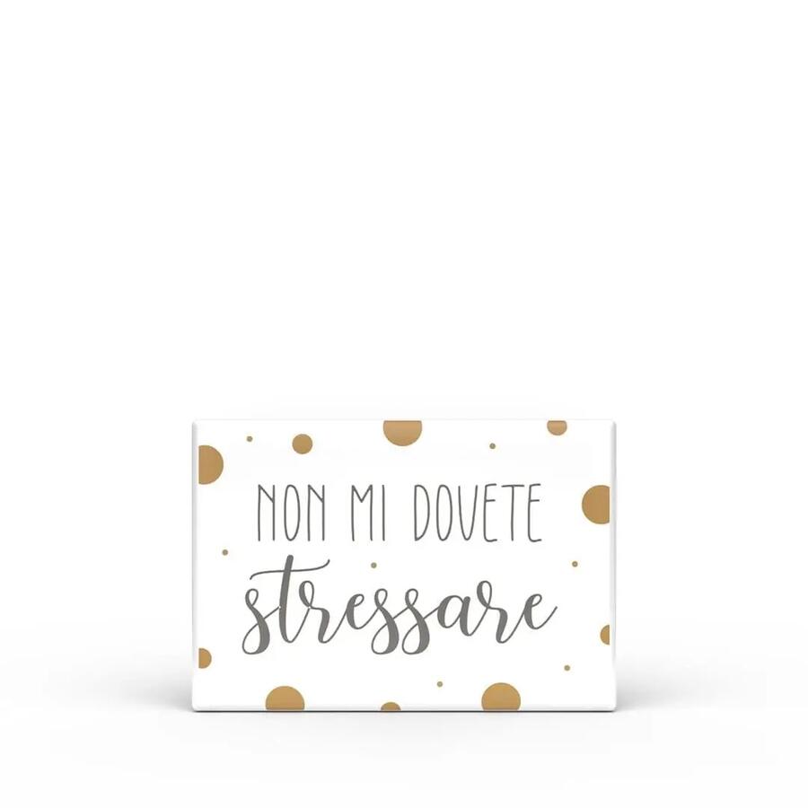 L'Angolo delle Idee Calamita Rettangolare "Parole Sante" — legno laccato 8x5,5 cm, 16 frasi ironiche a scelta