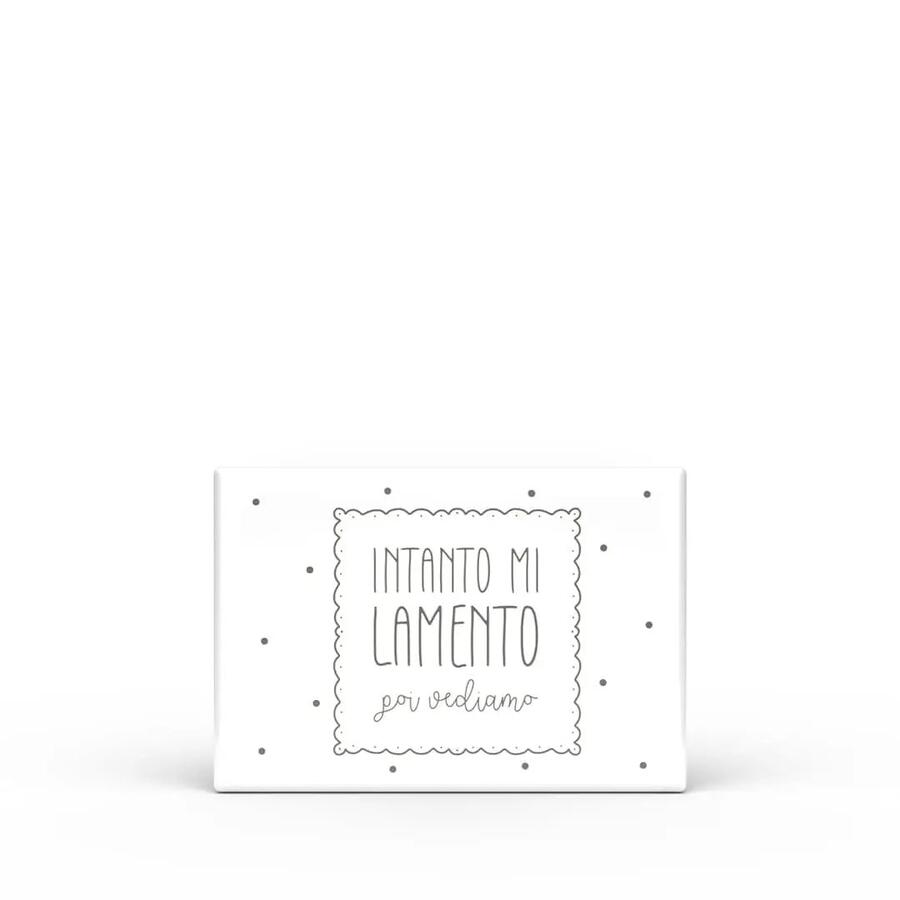 L'Angolo delle Idee Calamita Rettangolare "Parole Sante" — legno laccato 8x5,5 cm, 16 frasi ironiche a scelta