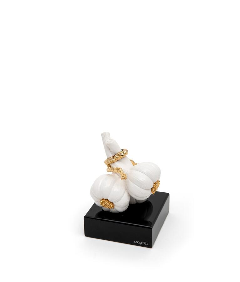 Sequenze Aglio Portafortuna - Scultura Decorativa con Dettagli Oro