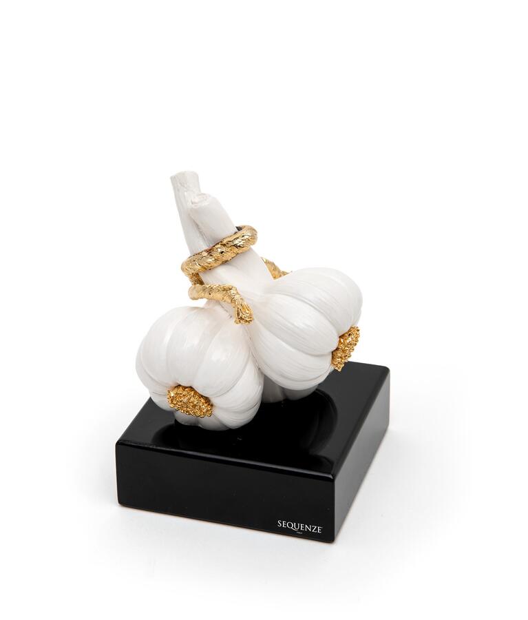 Sequenze Aglio Portafortuna - Scultura Decorativa con Dettagli Oro