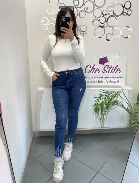 NOVITÀ Jeans skinny taglio vivo e strappetti