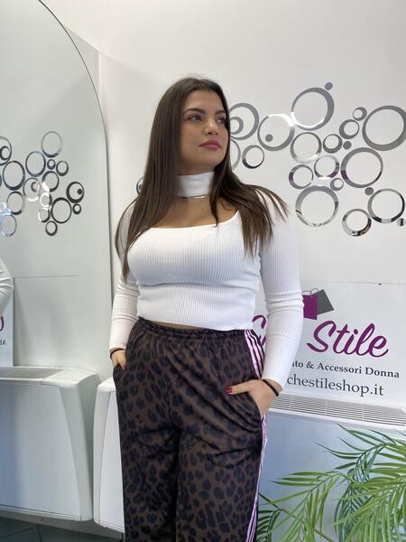 NOVITÀ Pull crop mezzo collo cut out seno