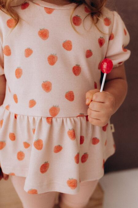 Maglietta con stampa fragola – 100% cotone biologico GOTS 