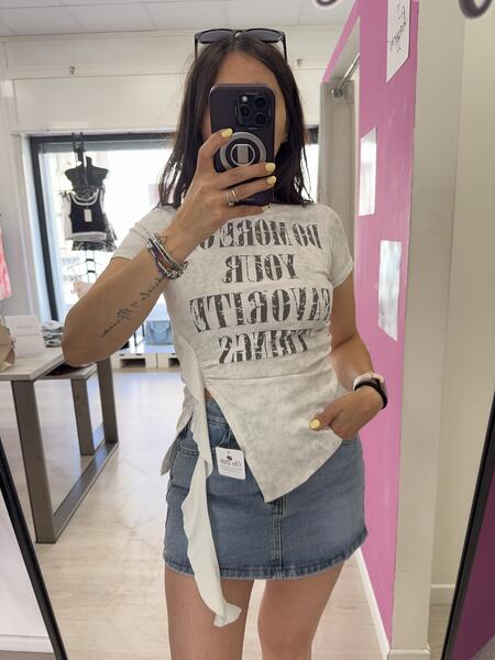 NOVITÀ T-shirt in cotone con scritta e voulant